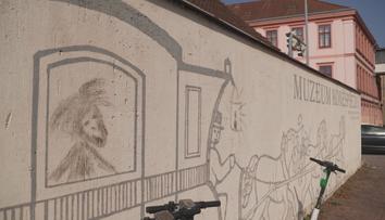 Vandal pomaloval fasádu Muzea koněspřežky. Zdála se mu nedokončená