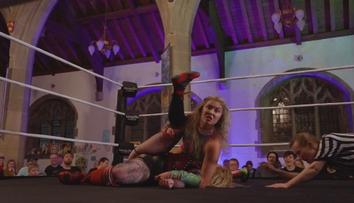 V britském kostele zápasí wrestleři. Každý boj vypráví biblický příběh