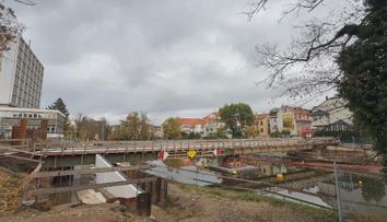 Oprava mostu v Budějovicích se protáhne. Stavbařům se nedaří ukotvit pilíř