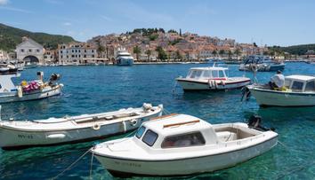 Chorvatský Hvar zasáhla silná meteotsunami. Turisté v panice prchali