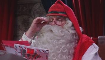 Vesnička v Laponsku má vlastního Santa Clause. Společně se skřítky třídí dopisy