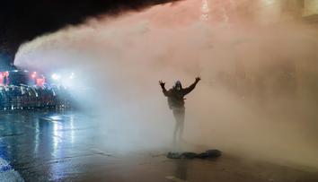 Protesty v Gruzii se vyostřují. Demonstranty mlátí maskovaní bitkaři