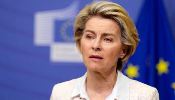 Pod von der Leyenovou se houpe židle. Europoslanci jí chtějí vyslovit nedůvěru