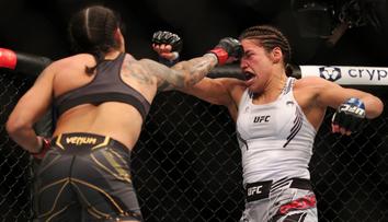 Šok v UFC. Legendární Nunesová po sedmi letech padla, Oliveira obhájil pás