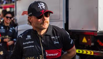 Pilot F1 se svlékl a vydělal miliony. Nafotil se i nahý v lese