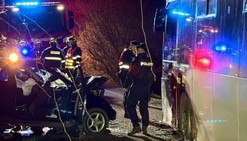 Srážka autobusu s autem na Kolínsku: Jeden člověk zemřel, dva jsou zranění