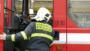 Hasiči na Přerovsku zachraňovali paraglidistku, která uvázla vysoko v korunách stromů