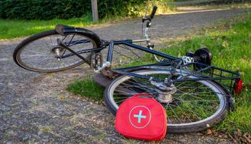 Tragická nehoda ukončila prestižní závod. Cyklista po kolizi zemřel