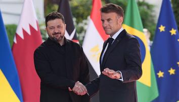 Kamery zachytily Zelenského s Macronem. Řešili, jak se vypořádat s Trumpem