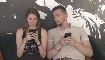 Češi jsou národem šmíráků. Nejvíce ze všech prohledávají mobil svých partnerů