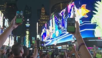 Pokémon GO oslavilo deset let. Times Square zaplnily stovky hráčů