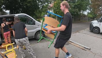 Škola se tři dny před začátkem roku stěhuje. Na pomoc přijdou i vězni