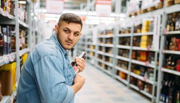 Supermarket zavedl nové pravidlo proti zlodějům. Lidé zuří, zaměstnanci nechápou