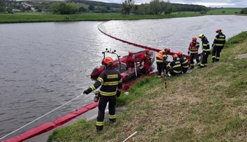 Na Zlínsku unikla do řeky Moravy neznámá látka. Hasiči zasahují již třetí den