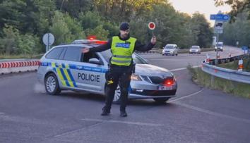 Nehoda na D52 u Pohořelic. Po srážce aut zemřely dvě ženy, děti jsou v nemocnici