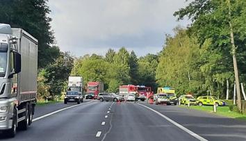 Nehoda tří aut omezila dopravu u Karlových Varů. Na místě jsou zranění