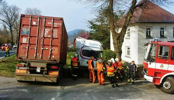 Kamion narazil při brzdění do domu. Pro řidiče letěl vrtulník