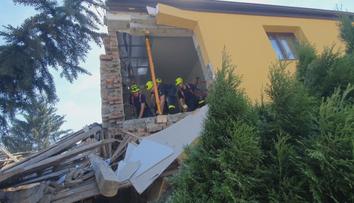 Hasiči stále odklízejí sutiny po výbuchu domu v Olšanech. Ten měl jít do dražby
