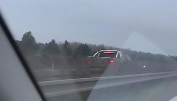 VIDEO: Šílená jízda auta na Pardubicku. Šofér se řítil po silnici v protisměru