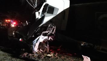 Tragická nehoda auta s náklaďákem. Jeden řidič zemřel, další je zraněný
