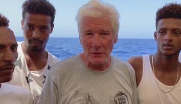 Herec Gere navštívil migranty na lodi u Itálie. "Musíme jim pomoci," řekl