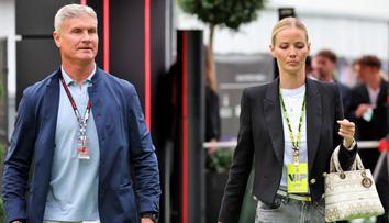 Hvězdný  závodník F1 se zasnoubil, o 23 let mladší přítelkyni žádal v exotice