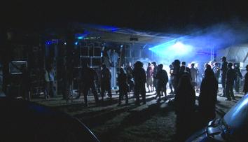 Přelomový rozsudek: Organizátoři technoparty zaplatí lidem za hluk