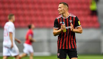 Bývalý sparťan úžasnými nůžkami vystřelil postup. Škrtel skákal v lóži