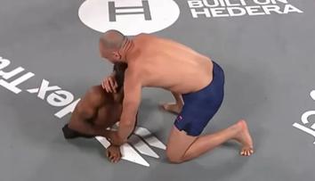 Bizár v bojových sportech. Zápasník UFC uškrtil bijce bez nohou