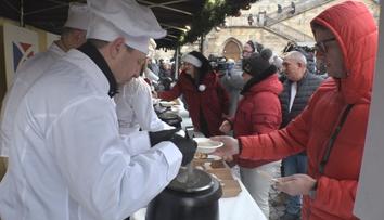 Staroměstské náměstí provoněla rybí polévka. Letos ji dochutily dvě speciální ingredience