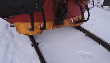 Neznámí grázlové hodili na trať kusy betonu, najel do nich vlak!
