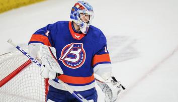 Škarek nakonec v zámoří zůstává. Místo Helsinek podepsal na rok v NHL