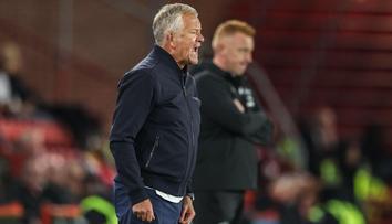 Kuriózní vyloučení trenéra v Anglii. Napálil míč na tribunu, zasáhl vlastního fanouška