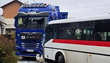 Autobus se na Jihlavsku čelně srazil s kamionem. Zranilo se 10 lidí