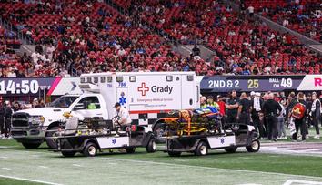 Hororové scény v NFL. Hráč dostal kolenem do hlavy, ležel v bezvědomí na trávníku