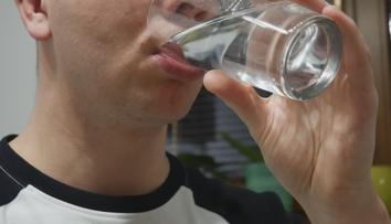 Skoro polovina Čechů nechce pít vodu z kohoutku. Vadí jim chuť a bojí se složení