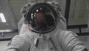 USA testují nové skafandry. Mají astronautům umožnit delší pobyt na Měsíci