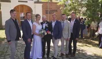 Oblíbený hokejový komentátor se oženil. Vybral si magické datum