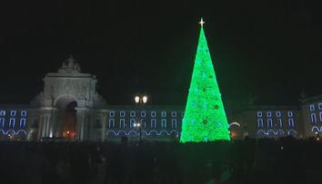 V Portugalsku rozsvítili 30 metrů vysoký strom složeného ze světel