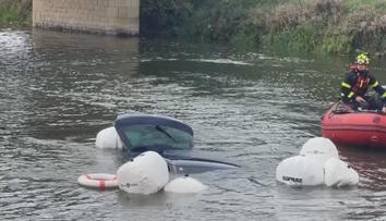 Řidička sjela s autem do řeky. Vyproštění trvalo dva dny