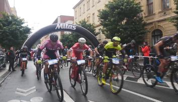 Nova Cup v centru Hradce Králové! Cyklisty čekala těžká trať i schody