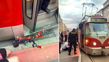 Chlapec na odrážedle spadl pod tramvaj! Museli ho vyprostit