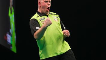 Van Gerwen i Price po bitvách postoupili, mohou se utkat ve finále