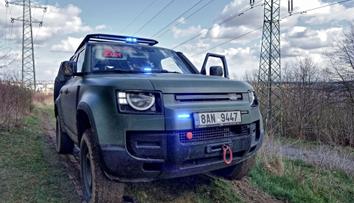 Nové hračky: Policisté vyrazí do terénu v defenderech za 65 milionů