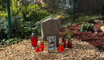 V Praze vznikl pomník Chucku Norrisovi. Postavil si ho sám, žertují lidé