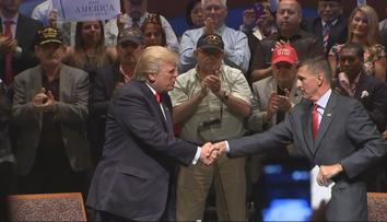 Donald Trump udělil milost svému exporadci, který lhal FBI