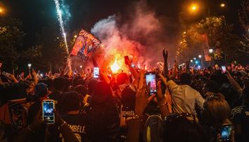 790 zatčených a 2 mrtví. Oslavy fanoušků PSG se nechutně zvrhly