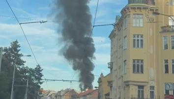 V pražských Vršovicích vzplál byt. Hasiči vyhlásili druhý stupeň poplachu