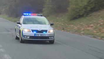 Řidič bez řidičáku ujížděl policii. Auto bylo v celostátní pátrání, skončilo v řece