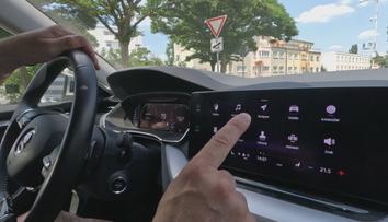 Moderní auta příliš spoléhají na chytré technologie, míní odborníci